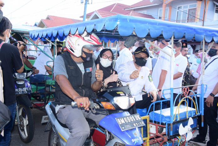 Bupati Bengkalis Kasmarni antar Mantan Kapolres Bengkalis ke Pelabuhan