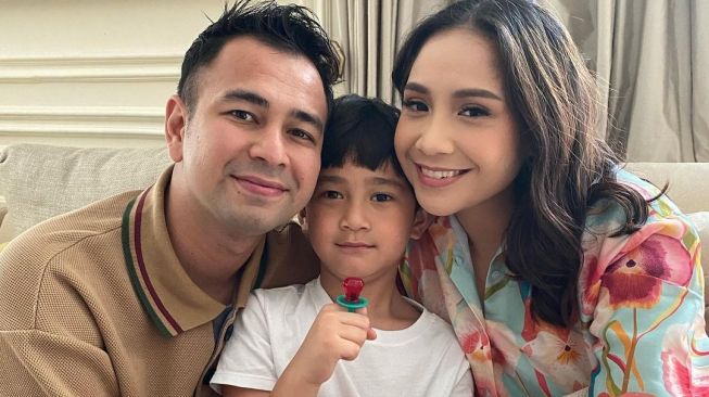 Foto Keluarga Raffi Ahmad dan Nagita Slavina - Ada Apa di Video Viral Nagita Slavina?