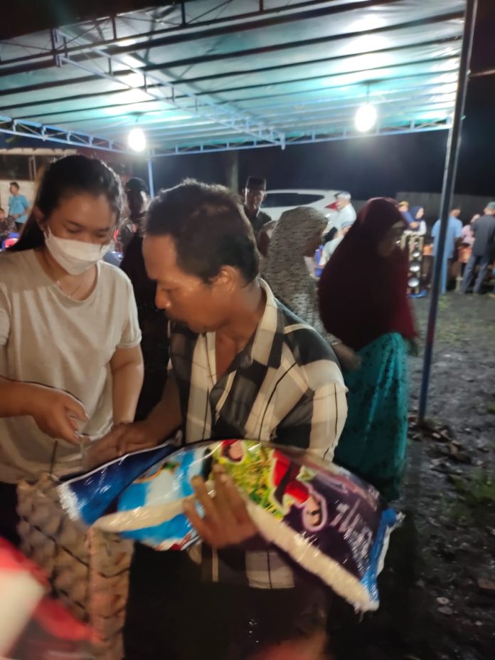 Kegiatan PT Brondolan Indo Jaya saat memberikan bantuan kepada masyarakat tempatan