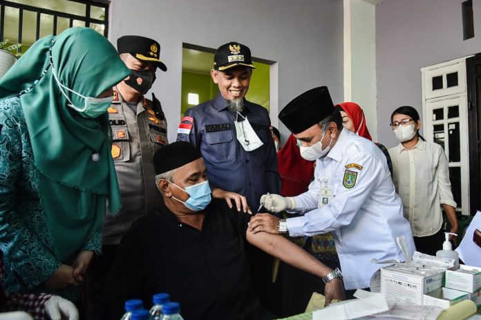 Wako Dumai Paisal Pimpin Roadshow Vaksinasi Lansia