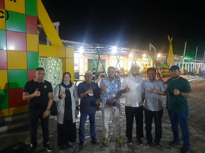 Peresmian Wisata Kampoeng Kuliner - Wako Dumai foto bersama dengan sejumlah pejabat.