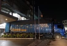 Dua Unit Mobil Truk Tronton Masuk Dan Bongkar Barang Di Ruas Jalan Perkotaan